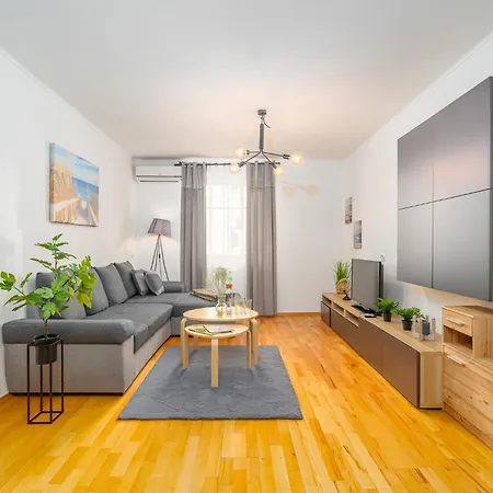 Chic & Quiet Flat In The Heart Of Old Town *